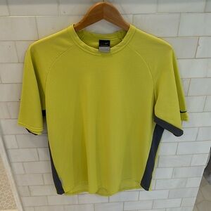 Men’s textured Nike shirt